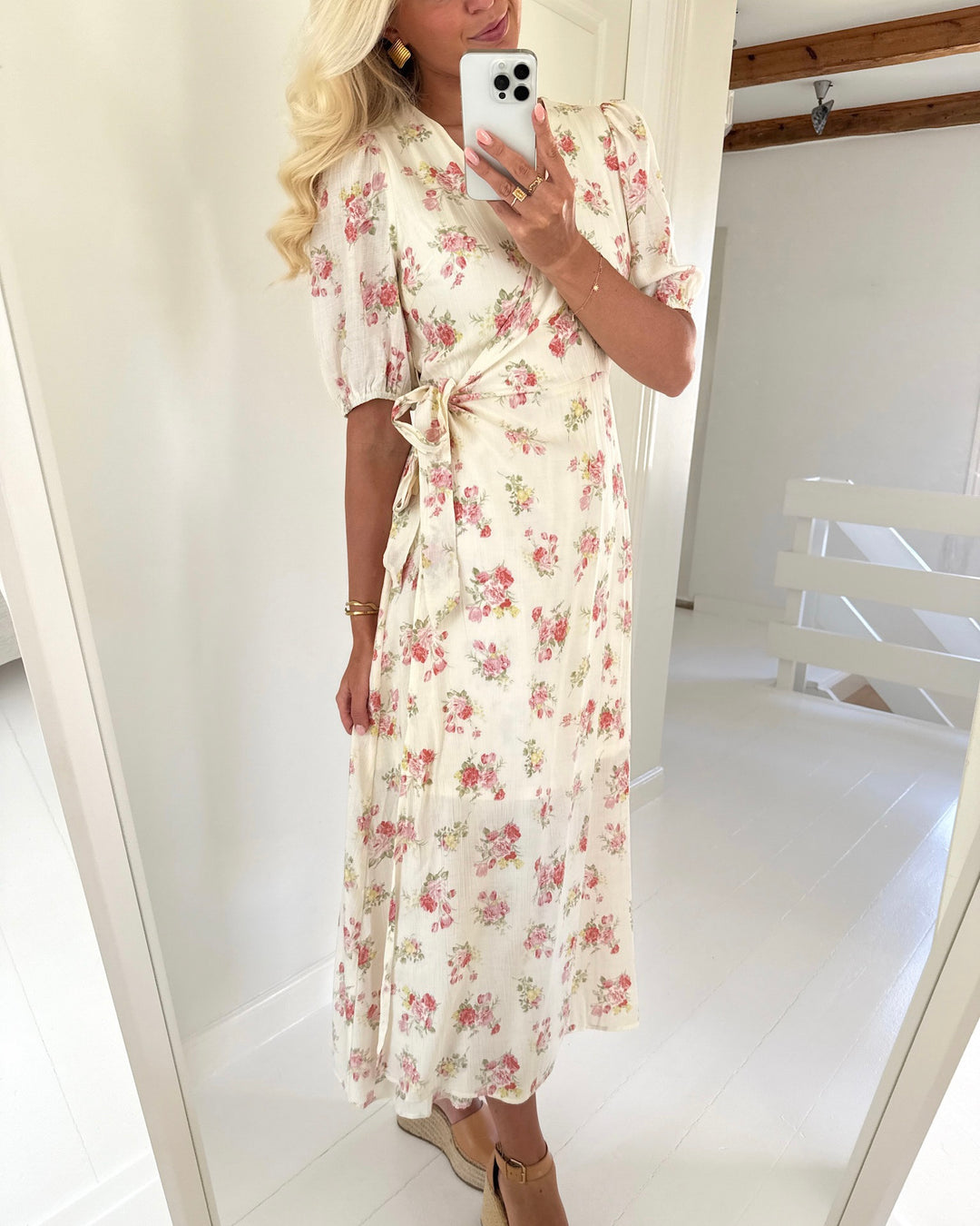 Vero Moda kjole bella 2/4 v-neck wrap 7/8 birch pink bella flower - FORUDBESTILLING LEV. UGE 19