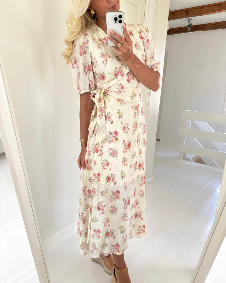 Vero Moda kjole bella 2/4 v-neck wrap 7/8 birch pink bella flower - FORUDBESTILLING LEV. UGE 19