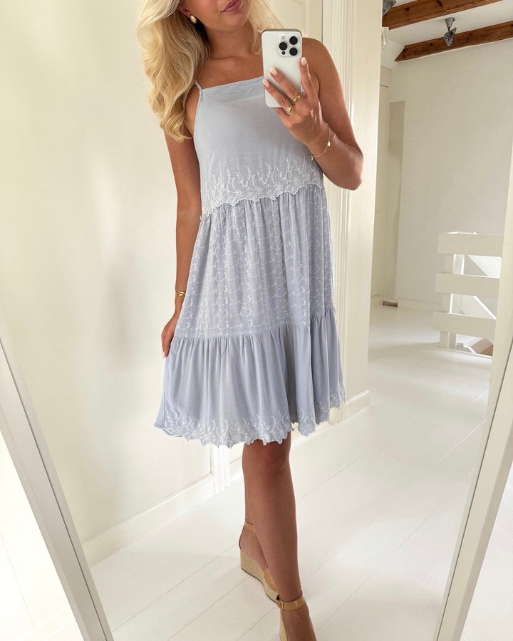 Only kjole 30 camellia sl short soft chambray/white emb