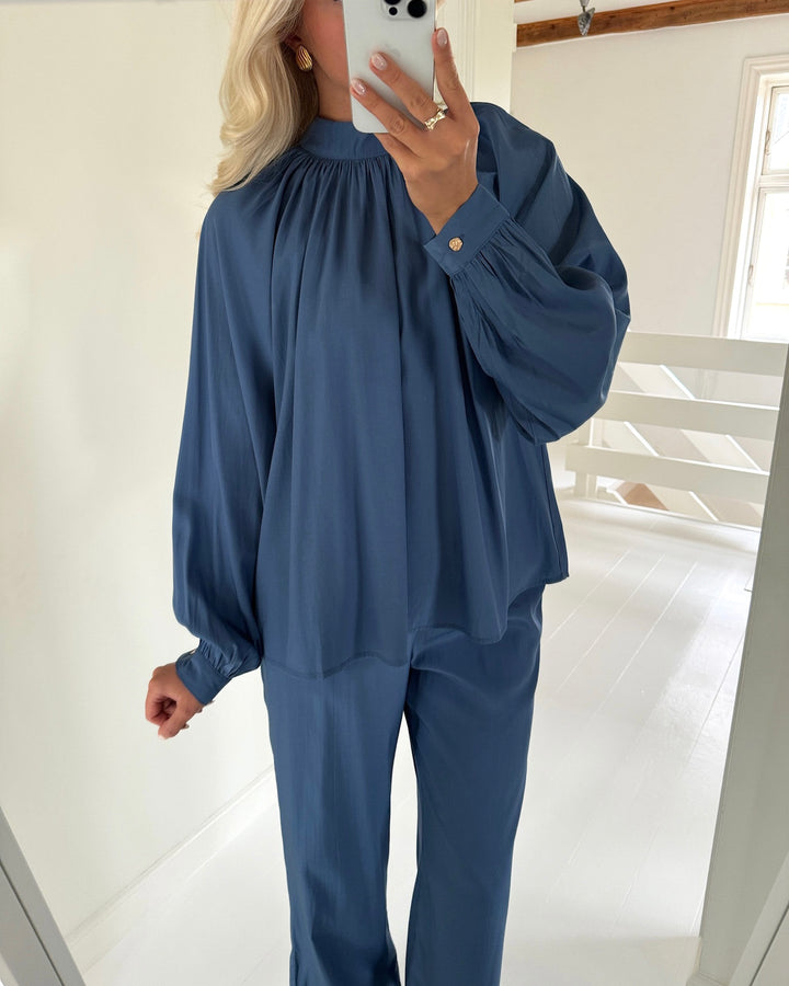 Love&Divine bluse love 1201 mid blue - FORUDBESTILLING LEV. UGE 48