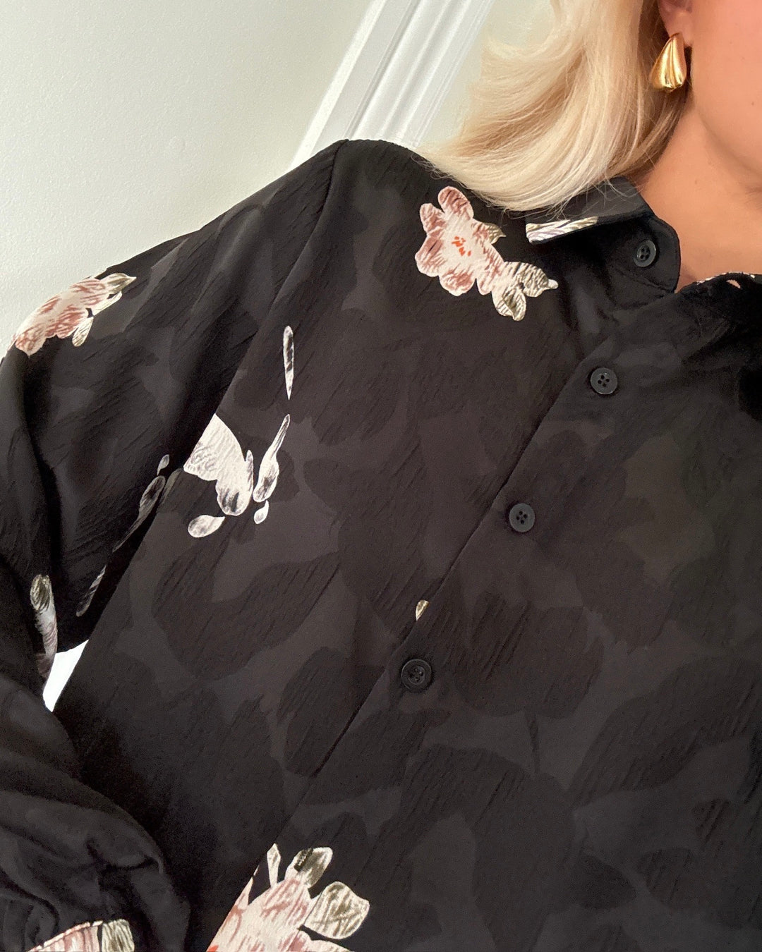 Sister's Point skjorte gada-sh53 black/flower - FORUDBESTILLING LEV. UGE 1