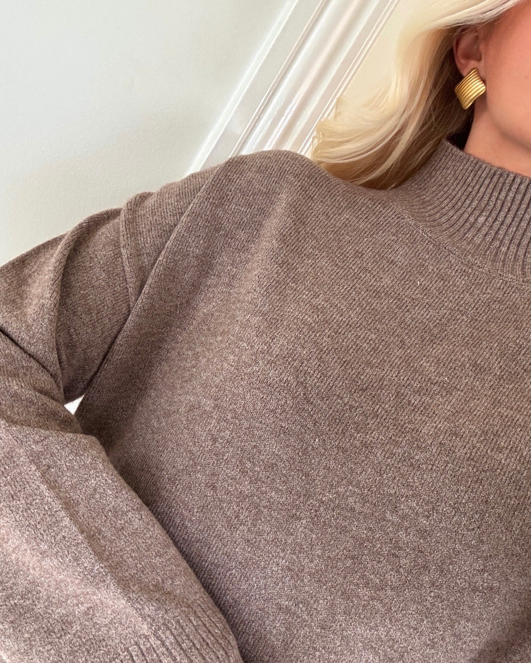 Only striktrøje mary ls high neck slit knit shaved chocolate melange