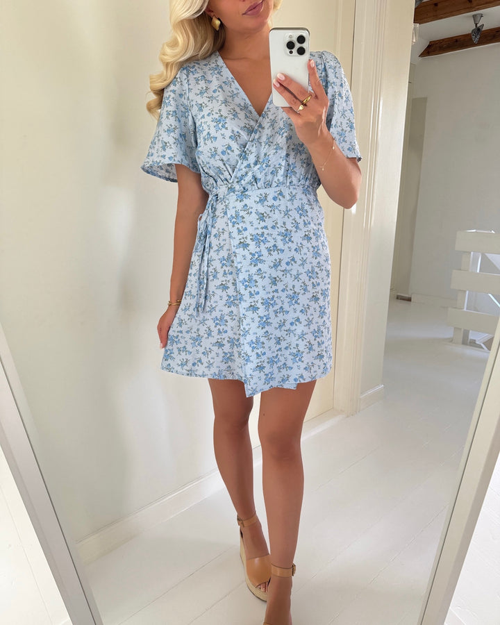 Vero Moda kjole josie ss wrap cashmere blue/blue molly