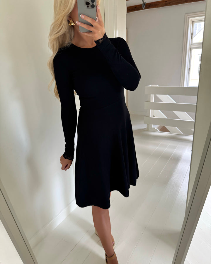 Y.A.S kjole becco ls knit black - FORUDBESTILLING LEV. UGE 35