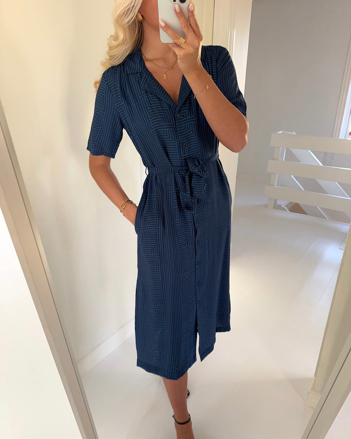 JDY skjortekjole barbara 2/4 midi black iris/skydiver lines