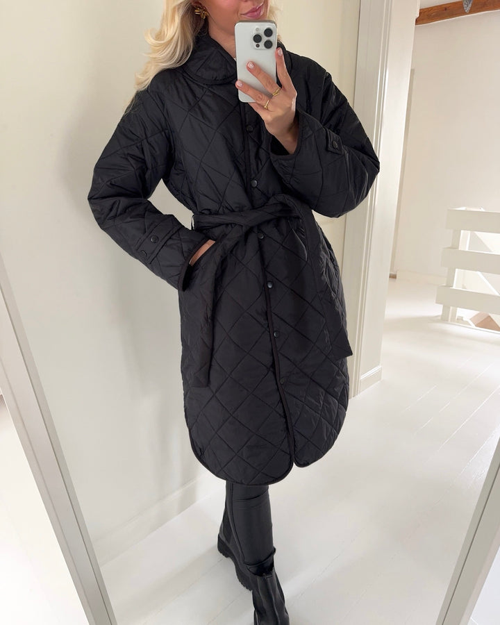 Pieces jakke emily long quilted black - FORUDBESTILLING LEV. UGE 12