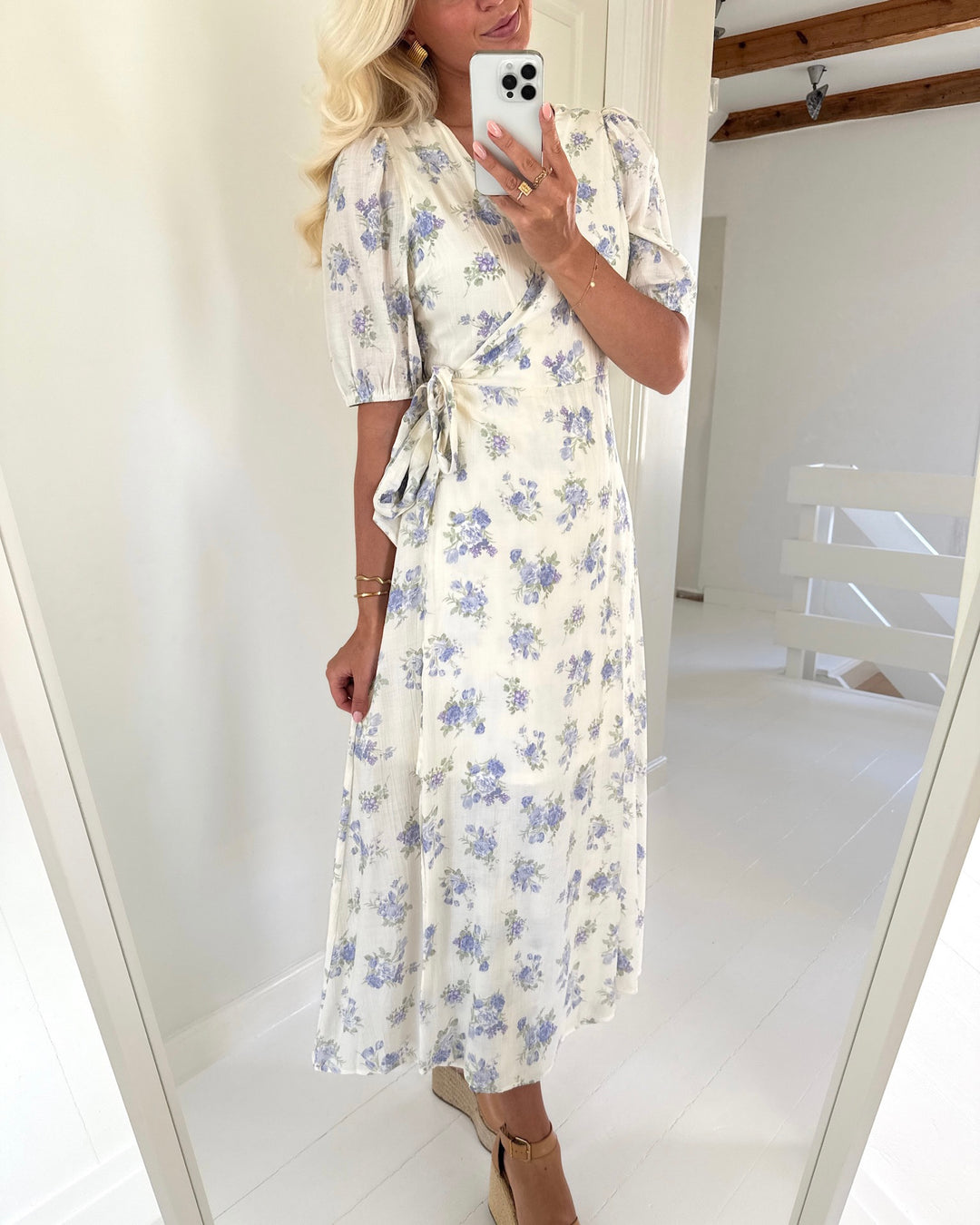 Vero Moda kjole bella 2/4 v-neck wrap 7/8 birch blue bella flower - FORUDBESTILLING LEV. UGE 19