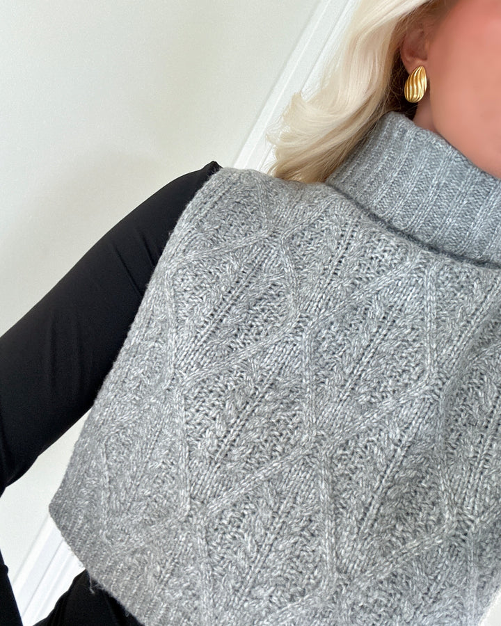 Vero Moda halsklæde sandy cable bibneck light grey melange