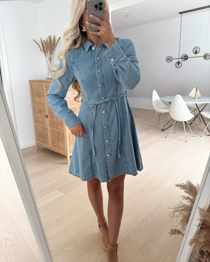 JDY kjole kamma ls belt short light blue denim - FORUDBESTILLING LEV. UGE 44