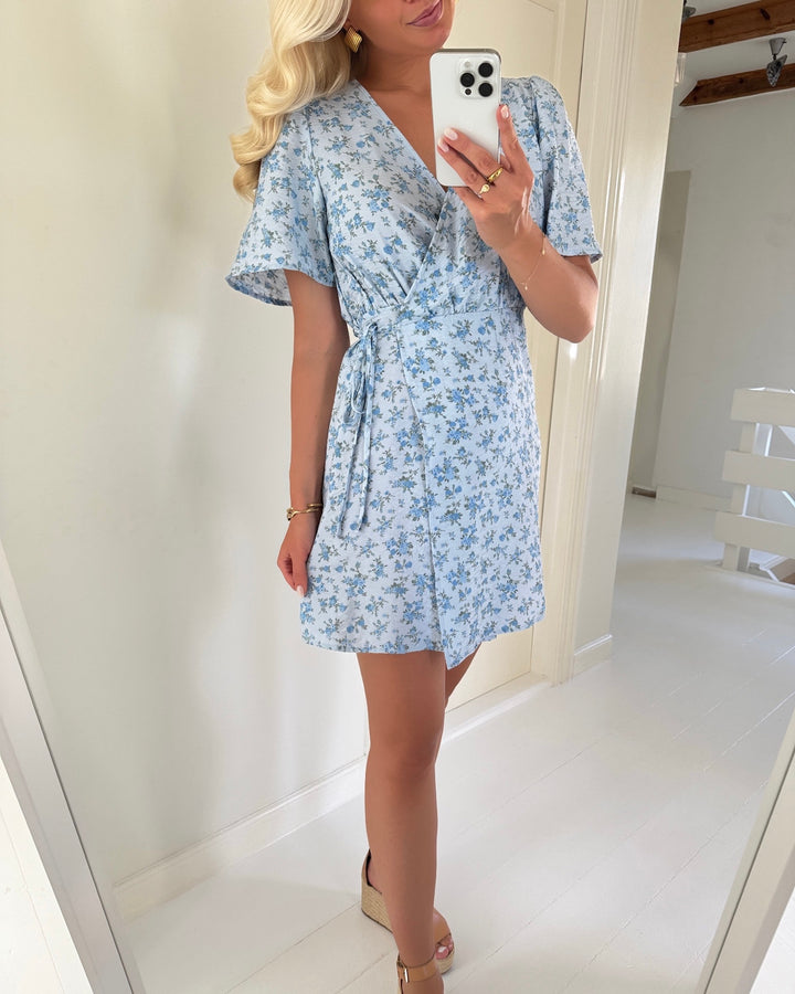 Vero Moda kjole josie ss wrap cashmere blue/blue molly