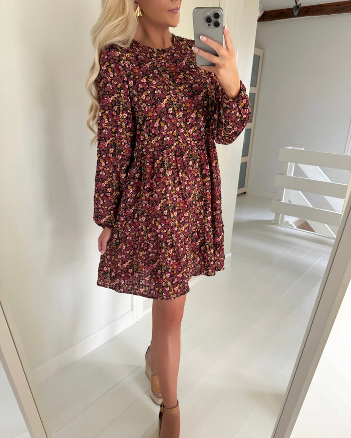 Vero Moda kjole hollo ls o-neck short wvn exp chocolate torte/rose quart - FORUDBESTILLING LEV. UGE 34/35