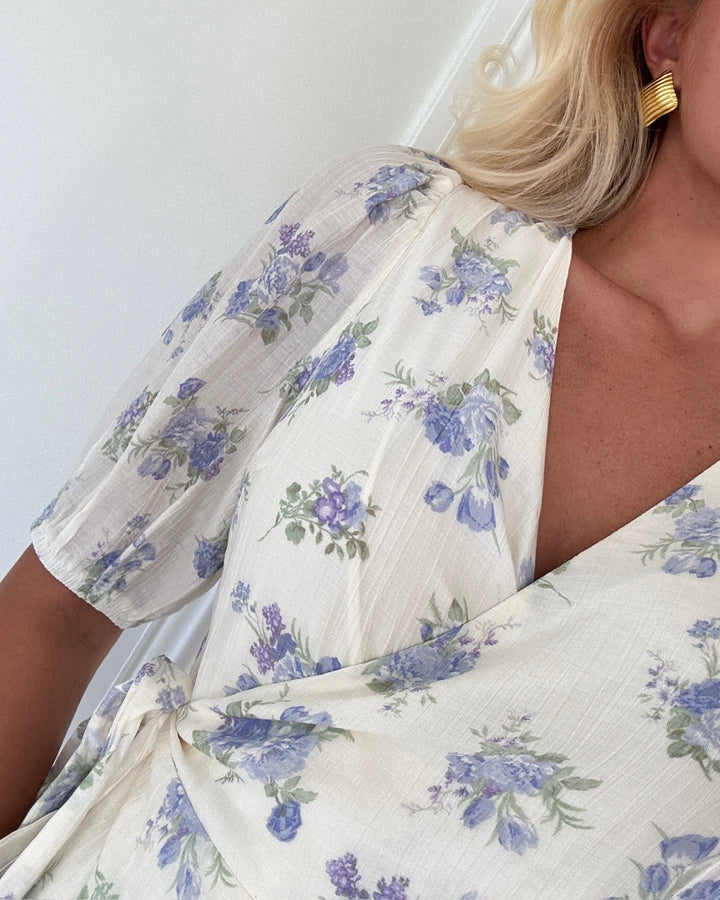 Vero Moda kjole bella 2/4 v-neck wrap 7/8 birch blue bella flower - FORUDBESTILLING LEV. UGE 19