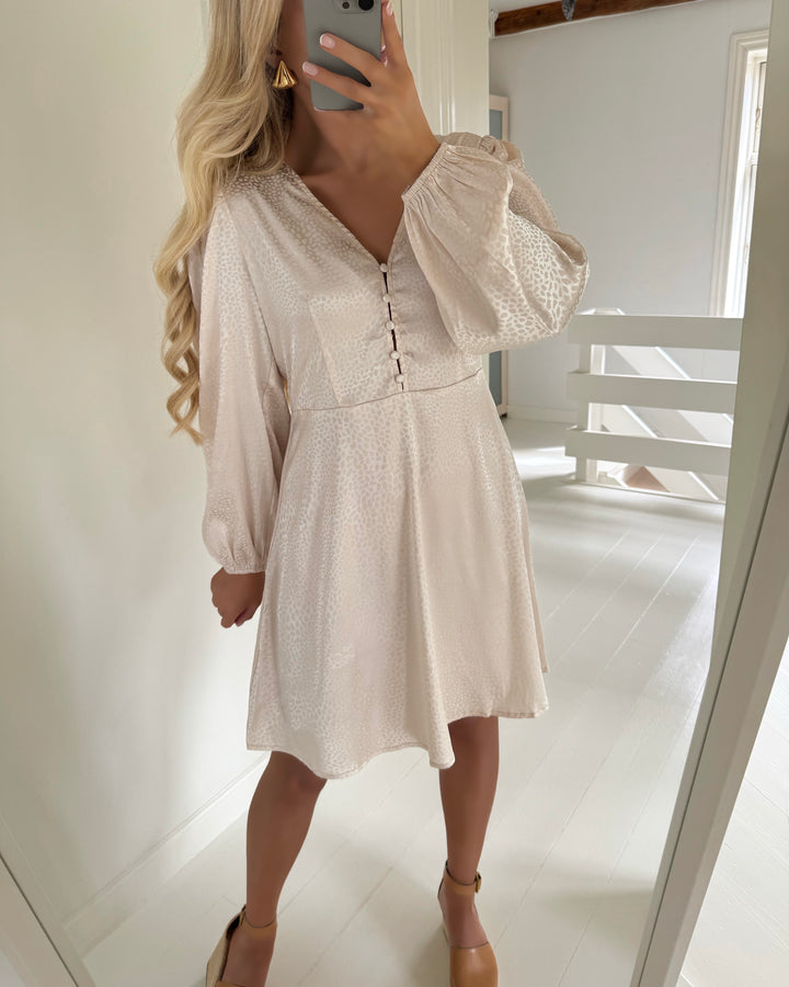 A-View kjole enitta short ls cream - FORUDBESTILLING LEV. UGE 24