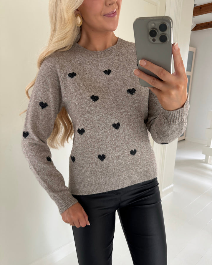 Vero Moda sweater doffy intarsia ls o-neck moon rock/black hearts