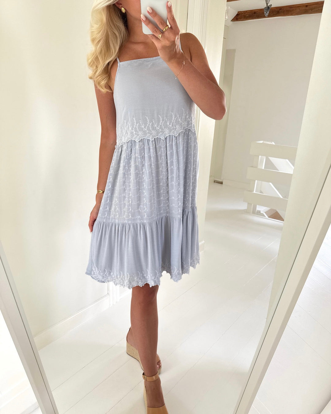 Only kjole 30 camellia sl short soft chambray/white emb