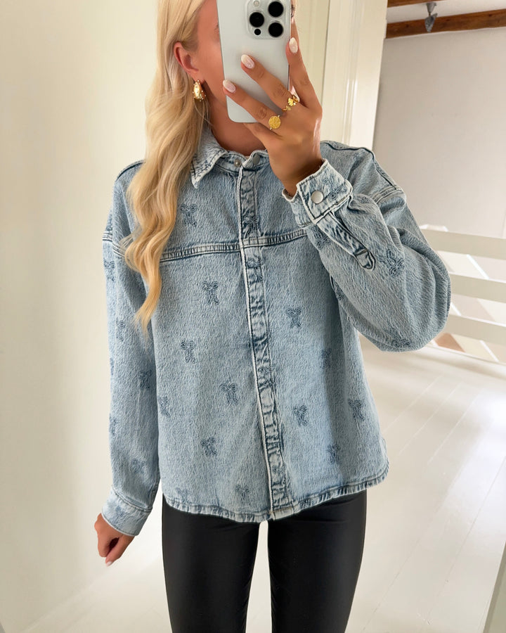 Vero Moda skjorte hayden ls oversized light blue denim/embroidery