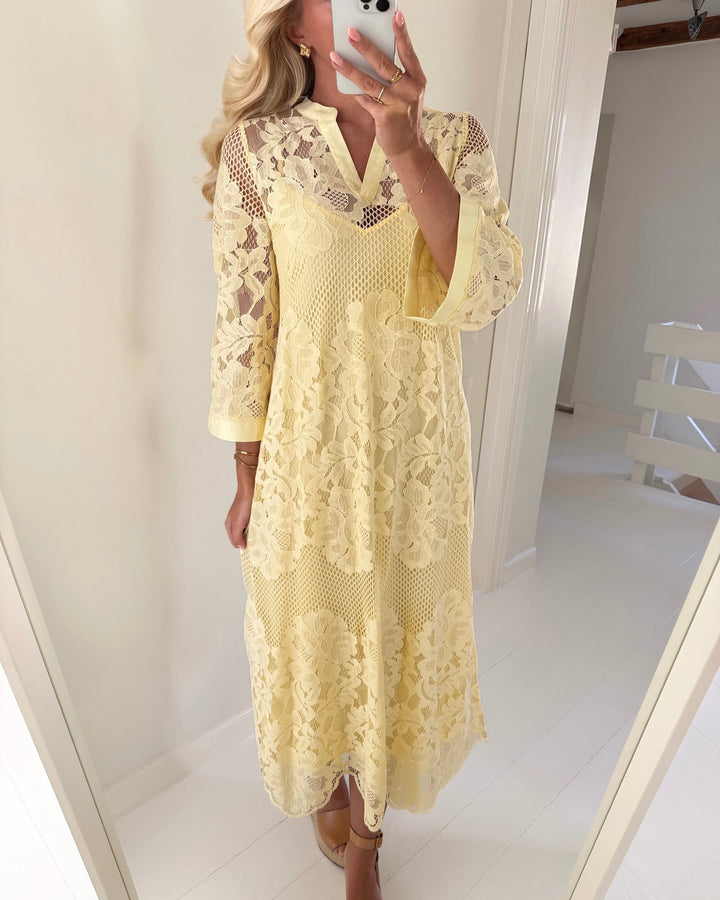 Vero Moda kjole maya lace 7/8 v-neck pale banana - FORUDBESTILLING LEV. UGE 18/19