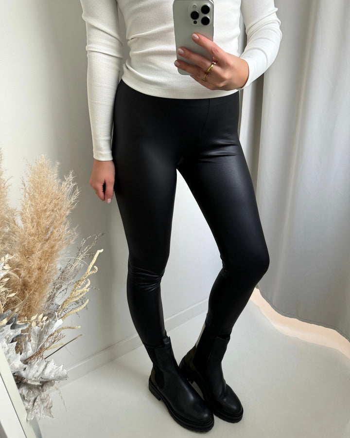 Pieces leggings new shiny fleece black - FORUDBESTILLING LEV. UGE 6