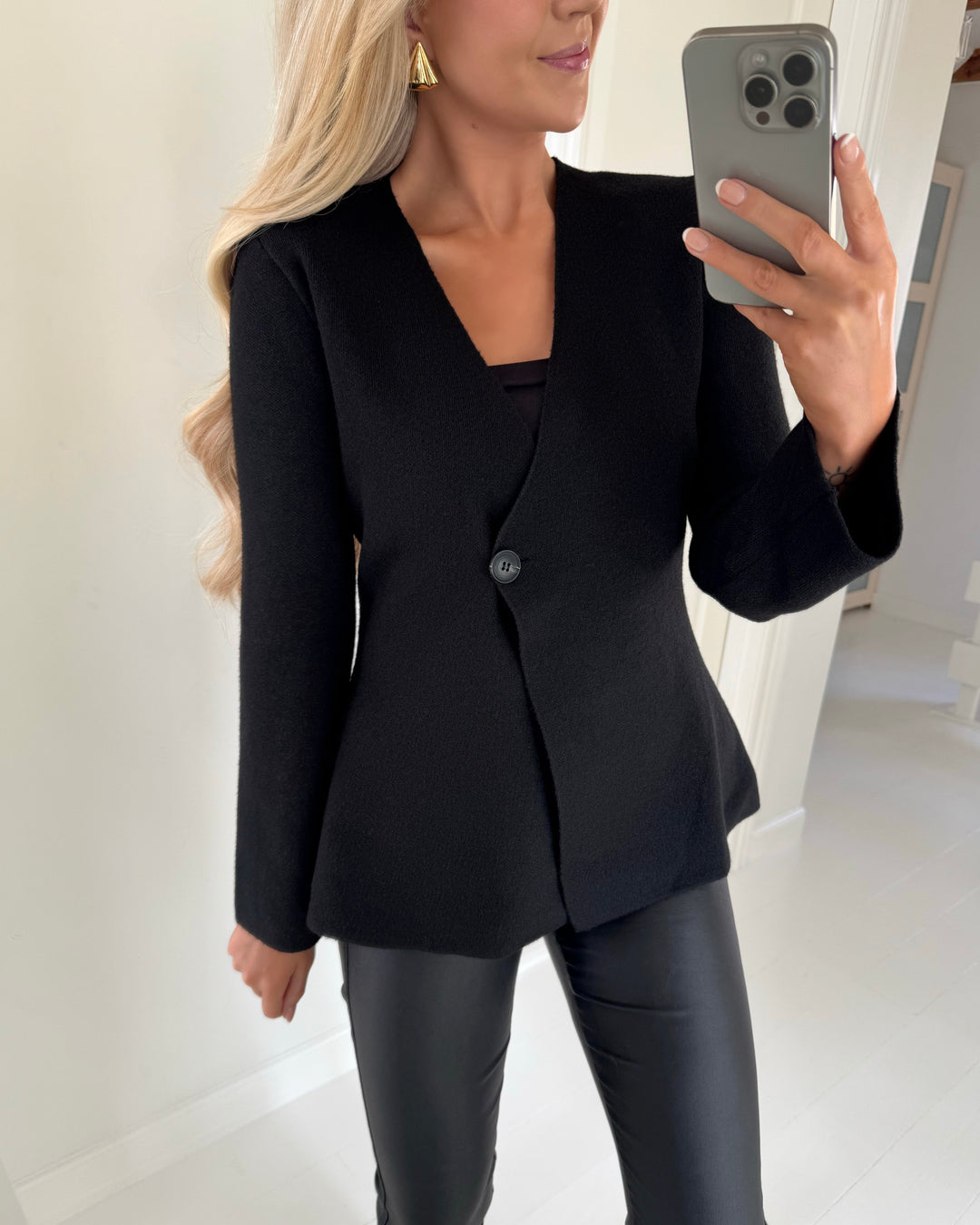 Only cardigan myera life ls one button black
