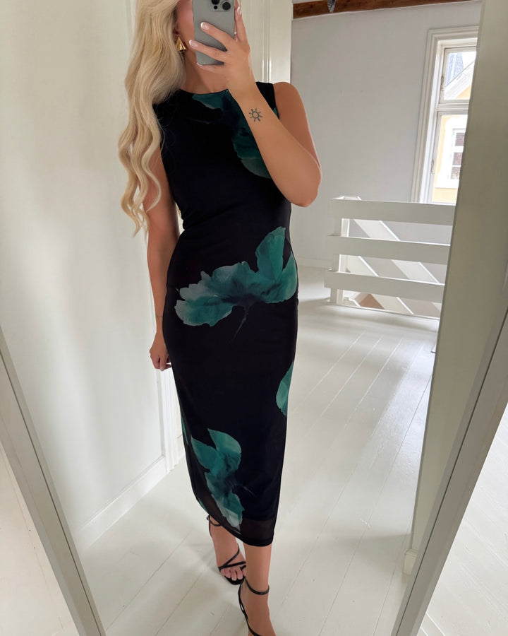 Sister’s Point kjole esme-dr13 green flower - FORUDBESTILLING LEV. UGE 35