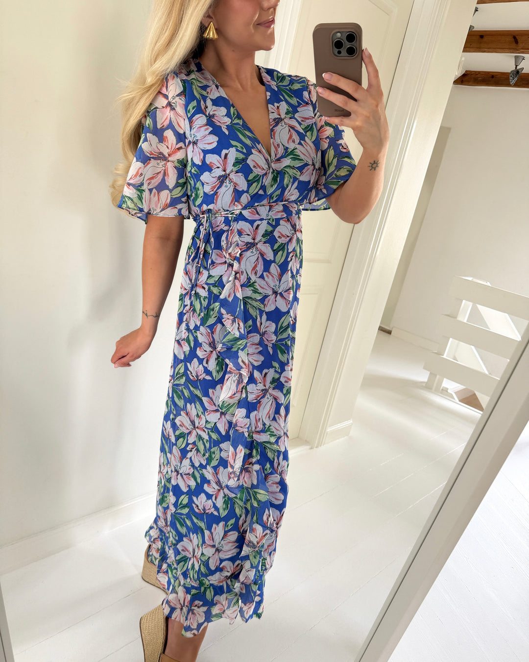 Vero Moda kjole zille 2/4 wrap maxi dazzling blue/big flower