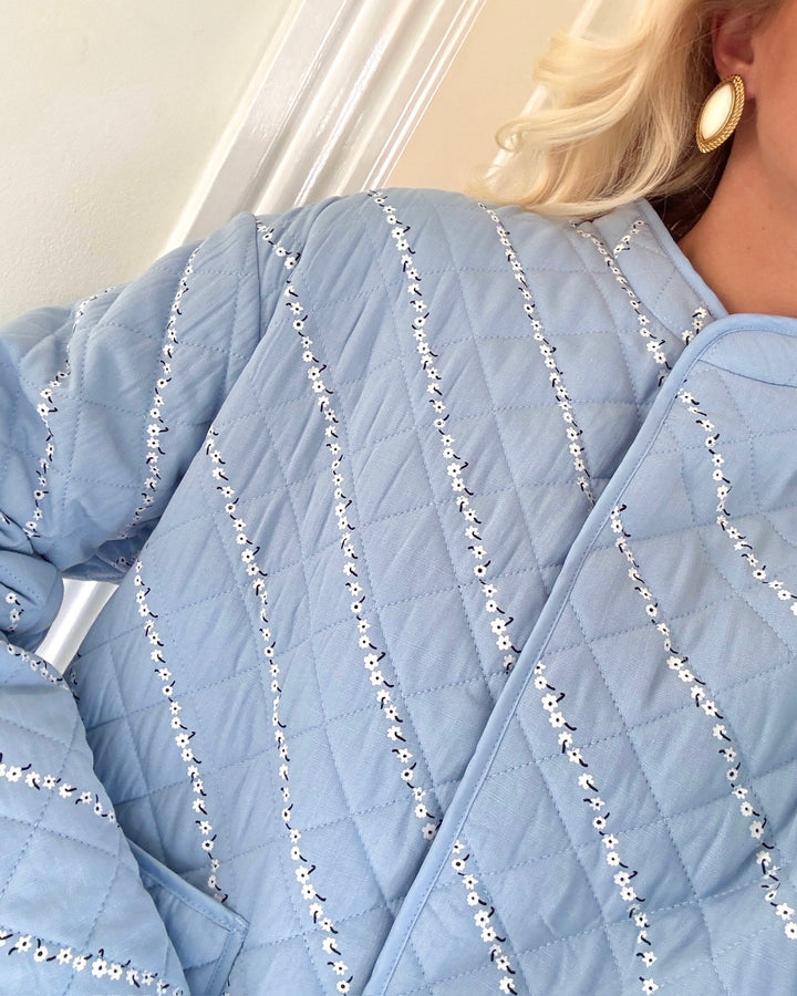 Pieces jakke rikke quilted cashmere blue/cloud dancer & black flower