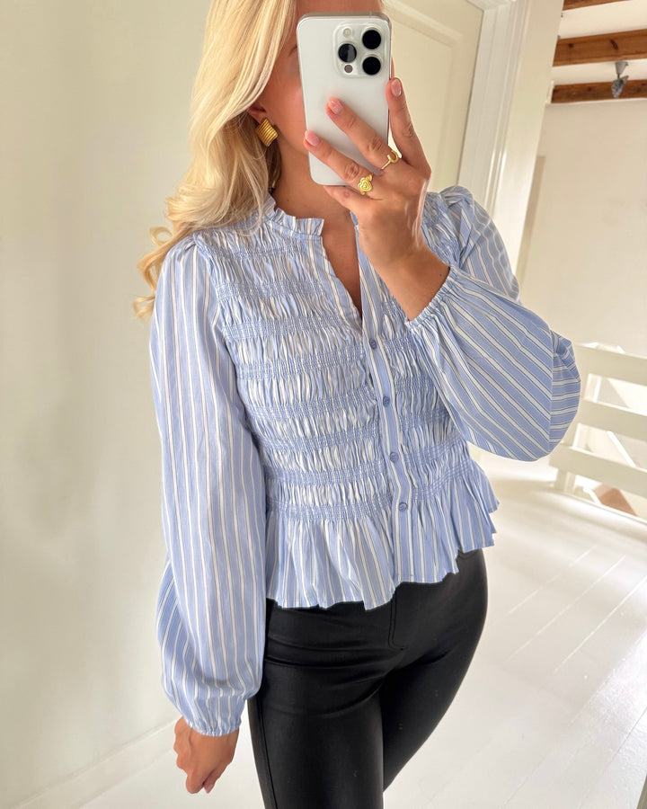 Vero Moda bluse emery ls v-neck smock brunnera blue country blue