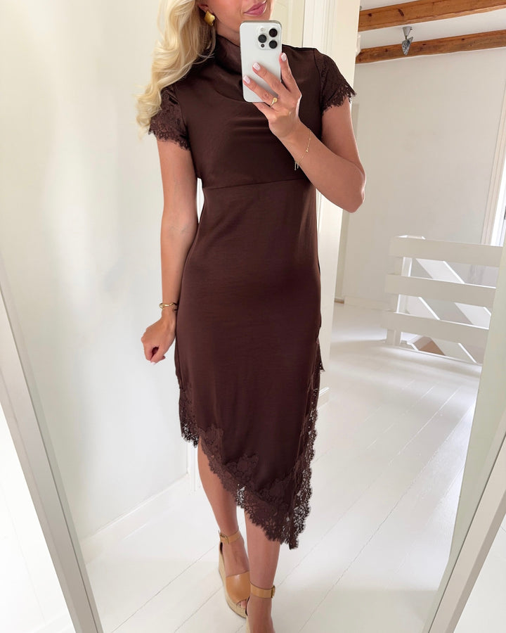 Vero Moda kjole rita cs lace maxi chicory coffee - FORUDBESTILLING LEV. UGE 23