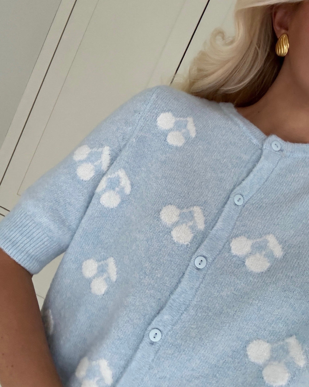 Vero Moda cardigan doffy intarsia 2/4 o-neck cashmere blue/w. white cherries