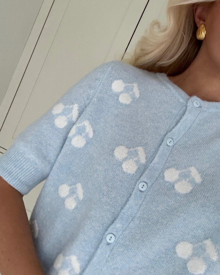 Vero Moda cardigan doffy intarsia 2/4 o-neck cashmere blue/w. white cherries