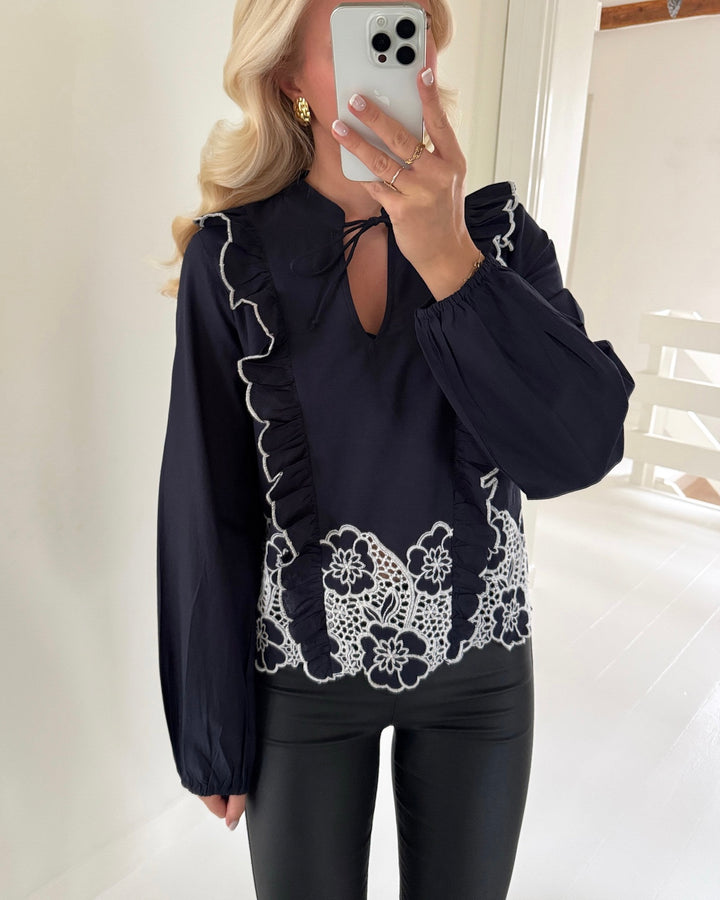 JDY bluse holly ls wvn night sky/white embroidery