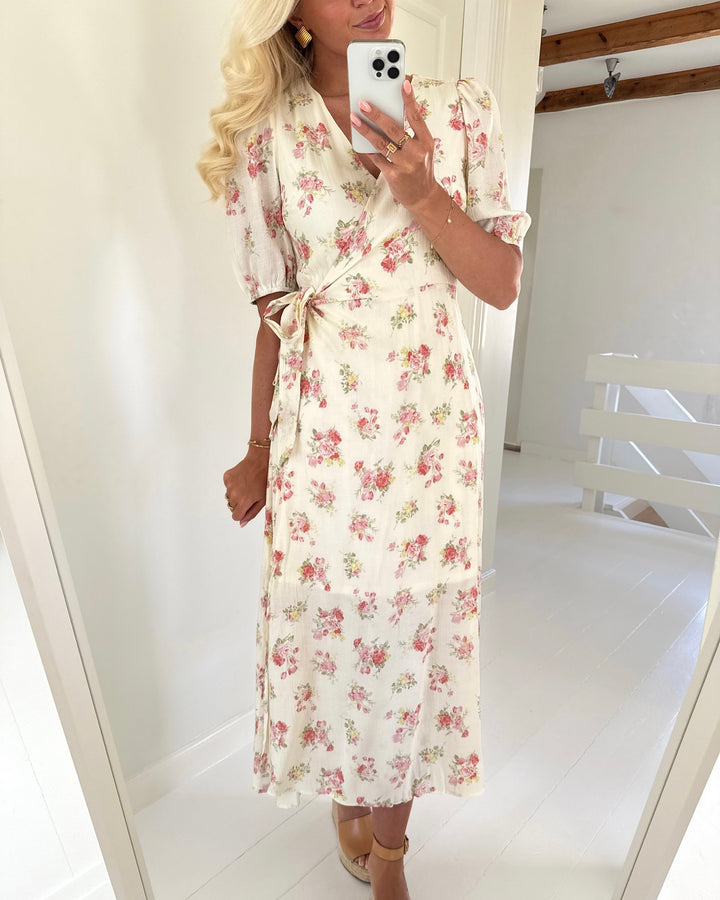 Vero Moda kjole bella 2/4 v-neck wrap 7/8 birch pink bella flower - FORUDBESTILLING LEV. UGE 19