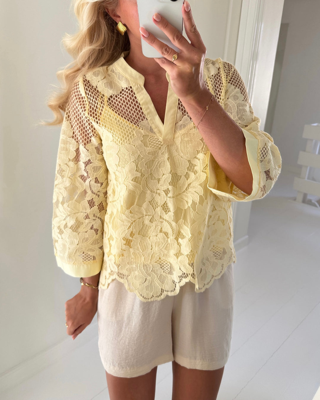 Vero Moda bluse maya lace 7/8 v-neck pale banana