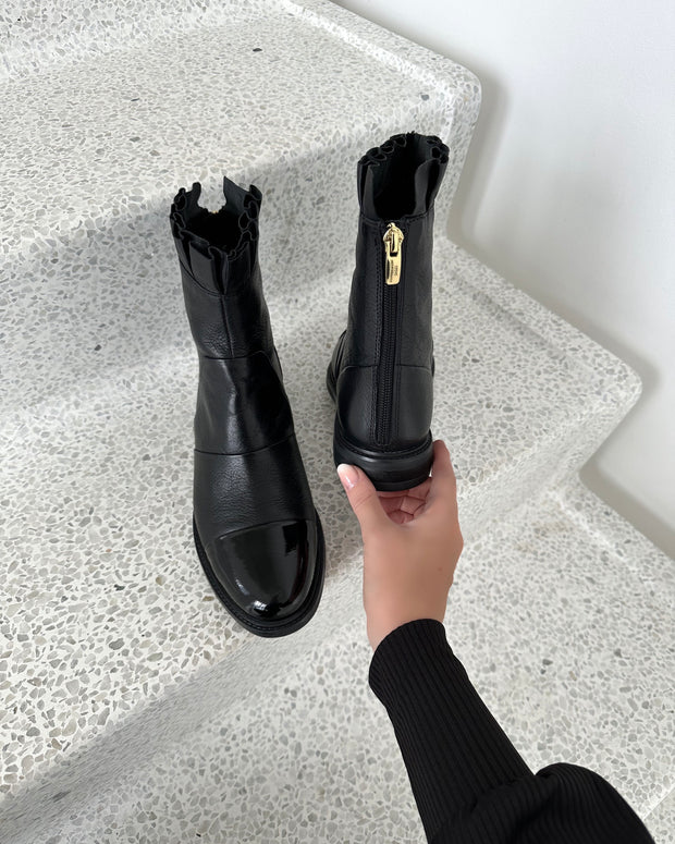 Margaret boots black w/ patent toe