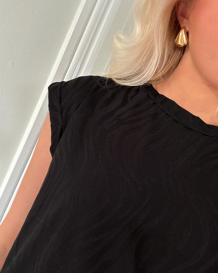 Sister's Point top low-400 black