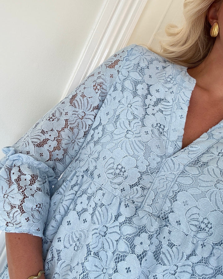 Vero Moda kjole honey lace 3/4 v-neck cashmere blue/flower lace