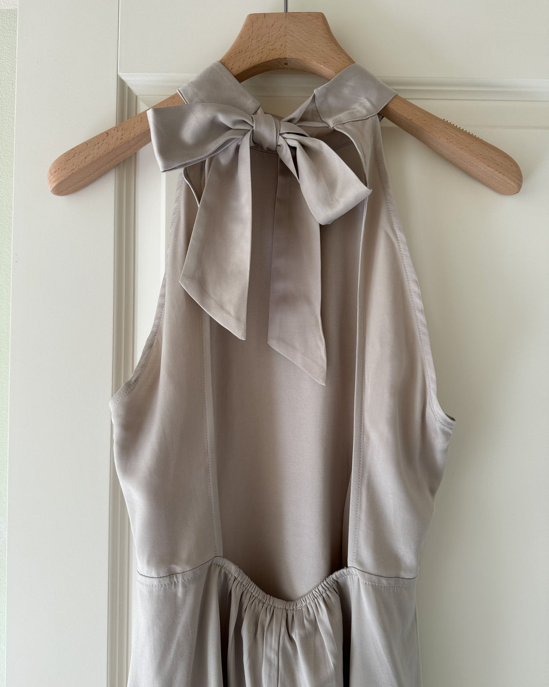 A-View kjole carry sateen light sand - FORUDBESTILLING LEV. UGE 21