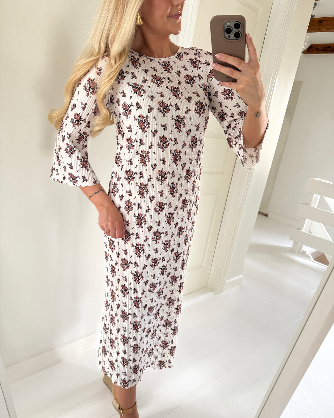 Vero Moda kjole kendal calf plisse snow white/flower aop