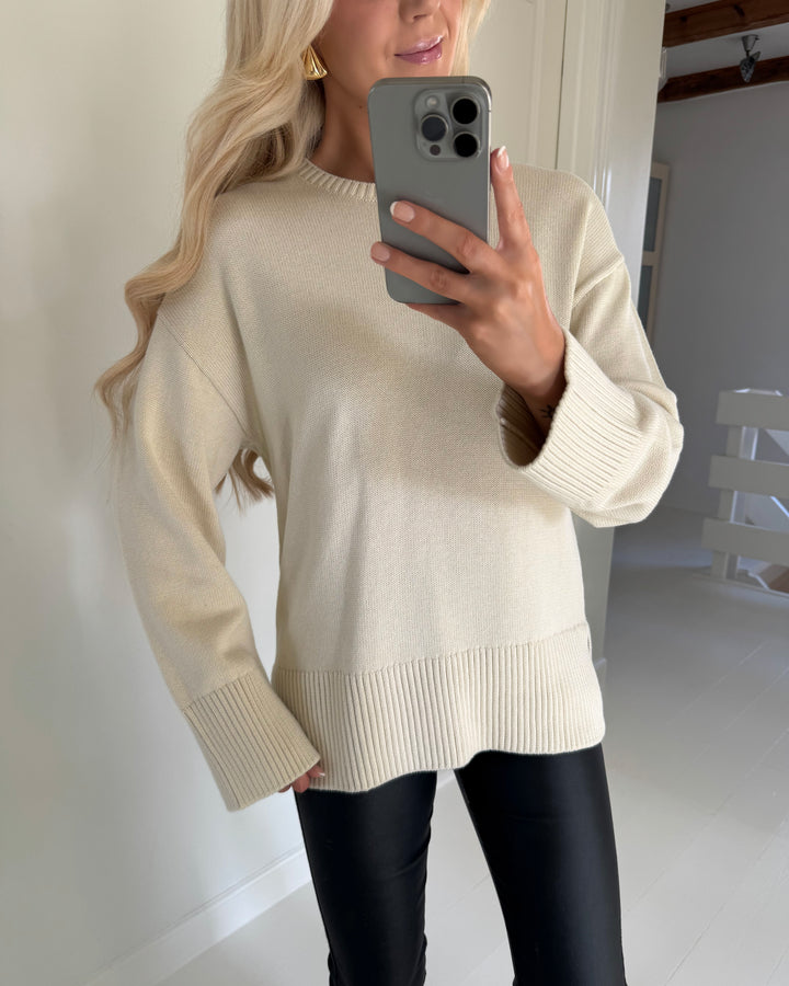 Pieces striktrøje ava ls o-neck slit knit birch - FORUDBESTILLING LEV. UGE 39