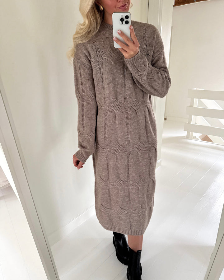 Pieces kjole jenna ls cable knit midi greige - FORUDBESTILLING LEV. UGE 6