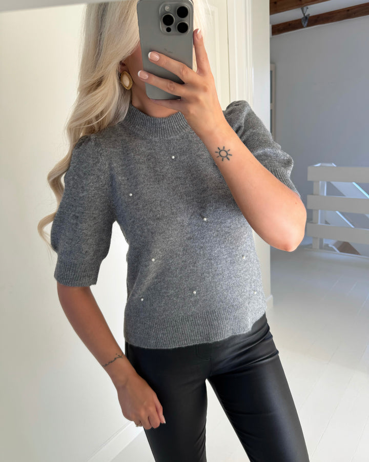 JDY striktrøje rue life 2/4 pearl knt medium grey melange/white pearls
