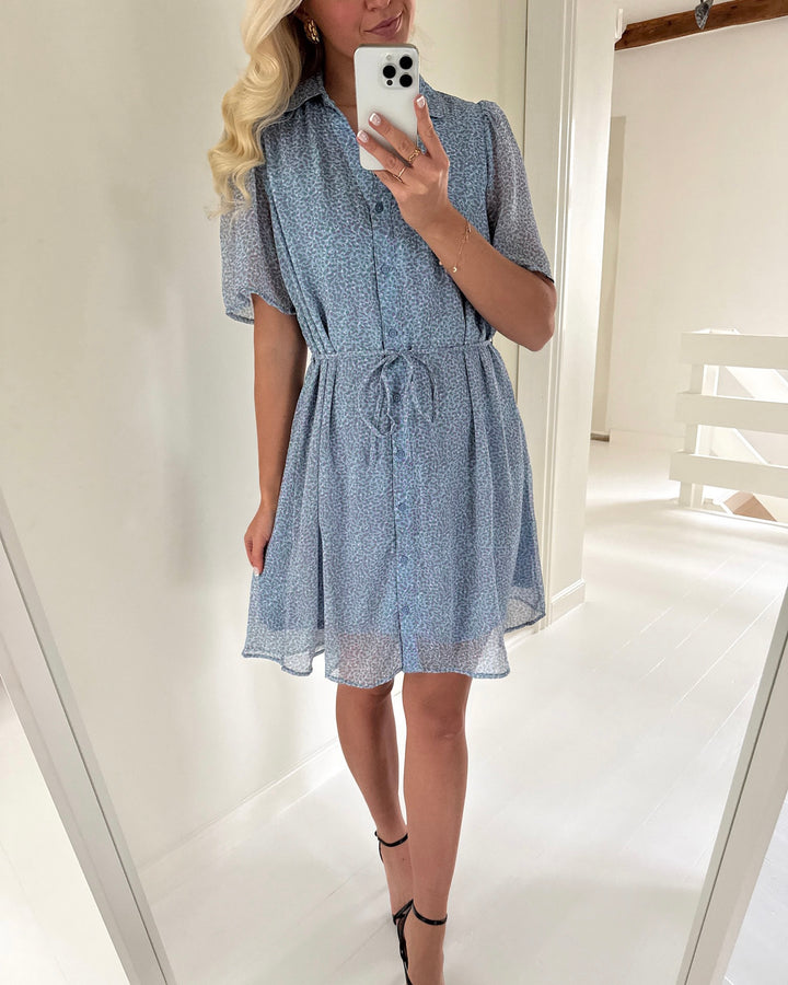 JDY kjole jenify life ss v-neck shirt frozen fjord/multi color dots