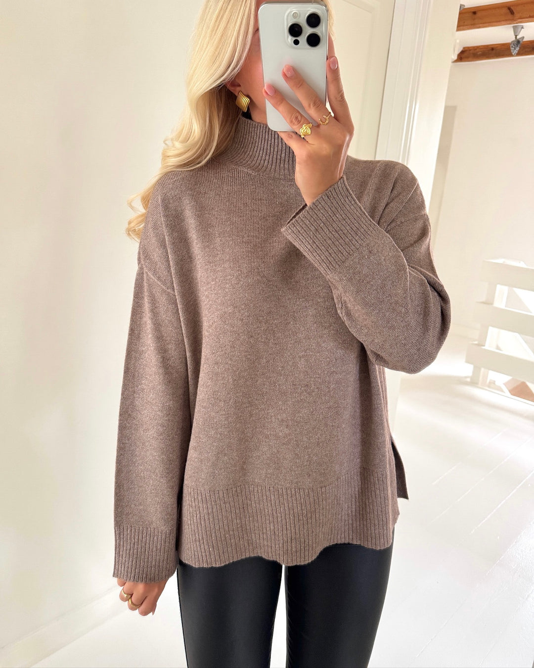 Only striktrøje mary ls high neck slit knit shaved chocolate melange