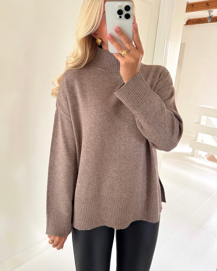 Only striktrøje mary ls high neck slit knit shaved chocolate melange