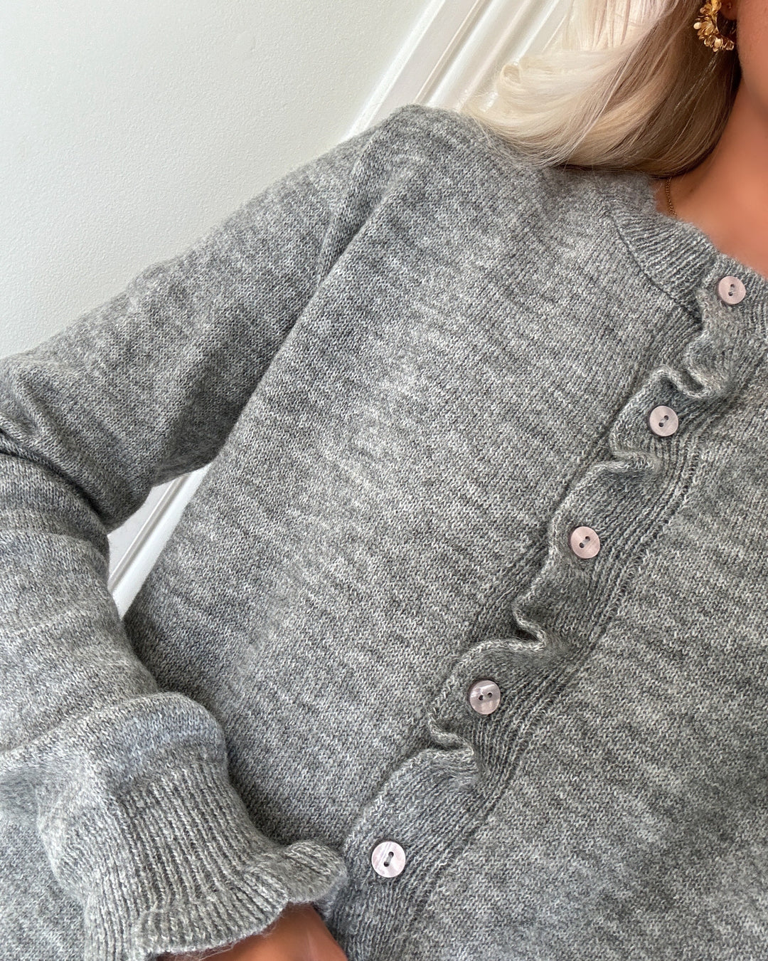 JDY cardigan letty l/s on frill knt noos light grey melange - FORUDBESTILLING LEV. UGE 41