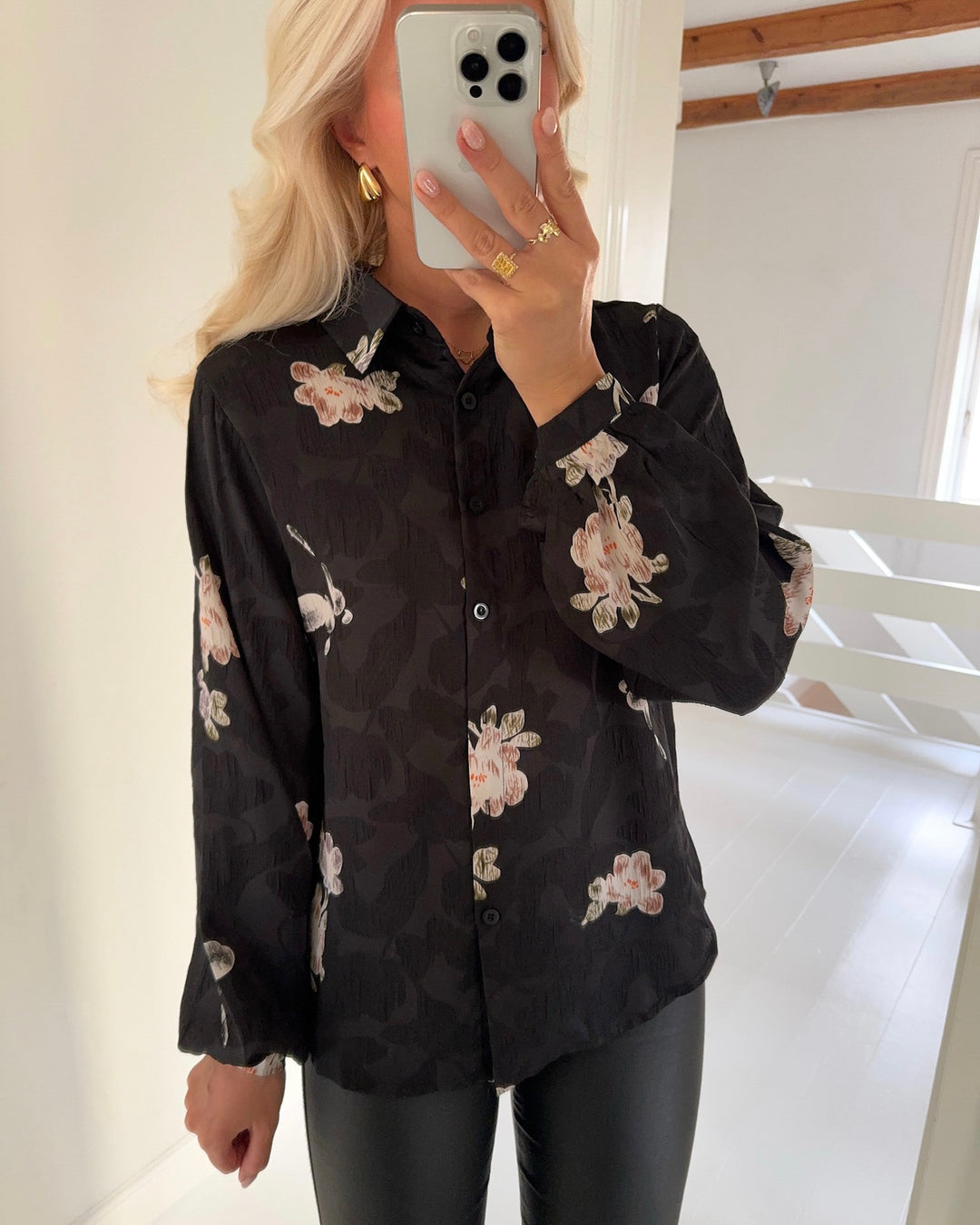 Sister's Point skjorte gada-sh53 black/flower - FORUDBESTILLING LEV. UGE 1