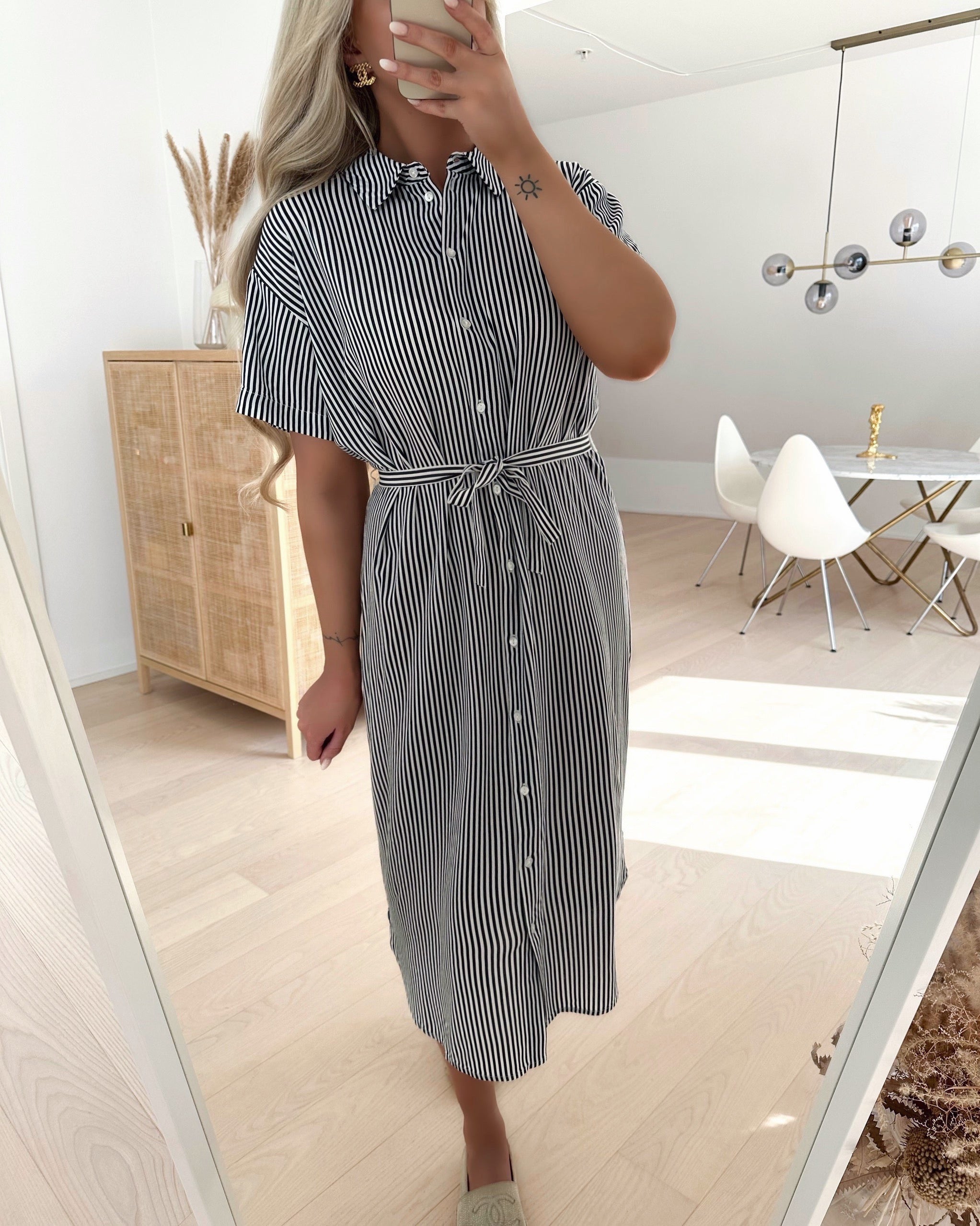 Vero Moda kjole bumpy ss calf snow white/india ink – Dressforsuccess