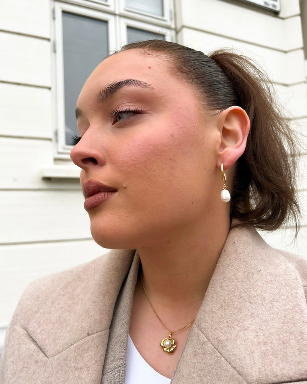 Just arrived pearl earring gold
