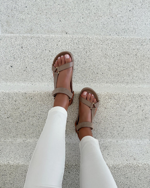 Peace sandal nude