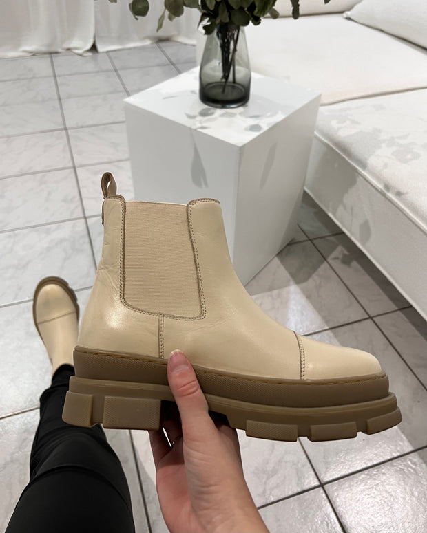 You and me low boots beige